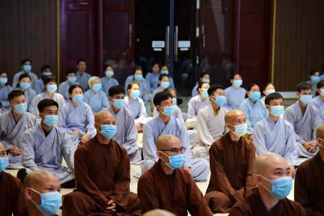 Taking comments to complete recording visual images in the rain season retreat